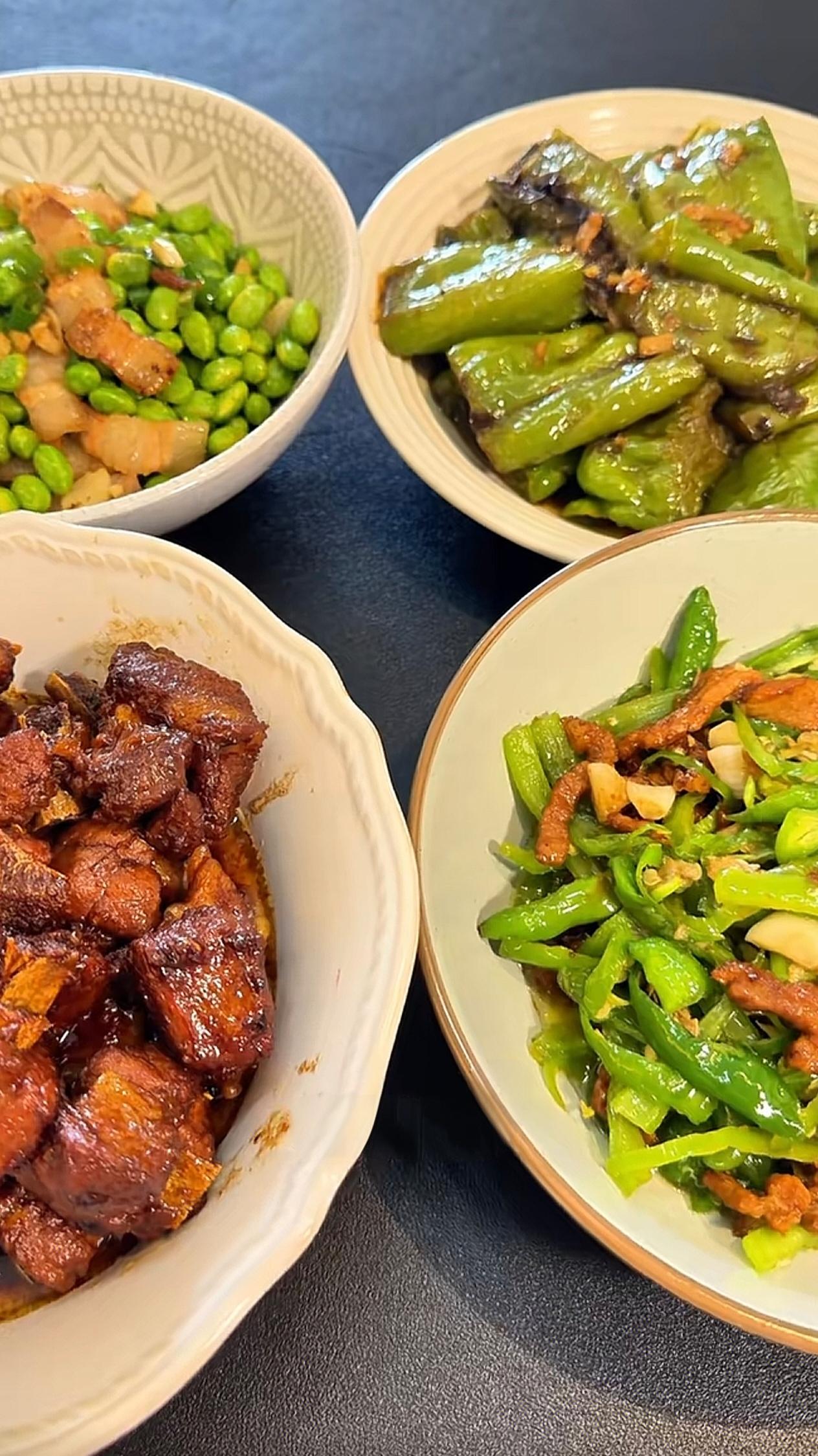 乡下大姑进城办事，我留她在家午饭，烧了一桌家常菜。青椒肉丝、红烧排骨配上青