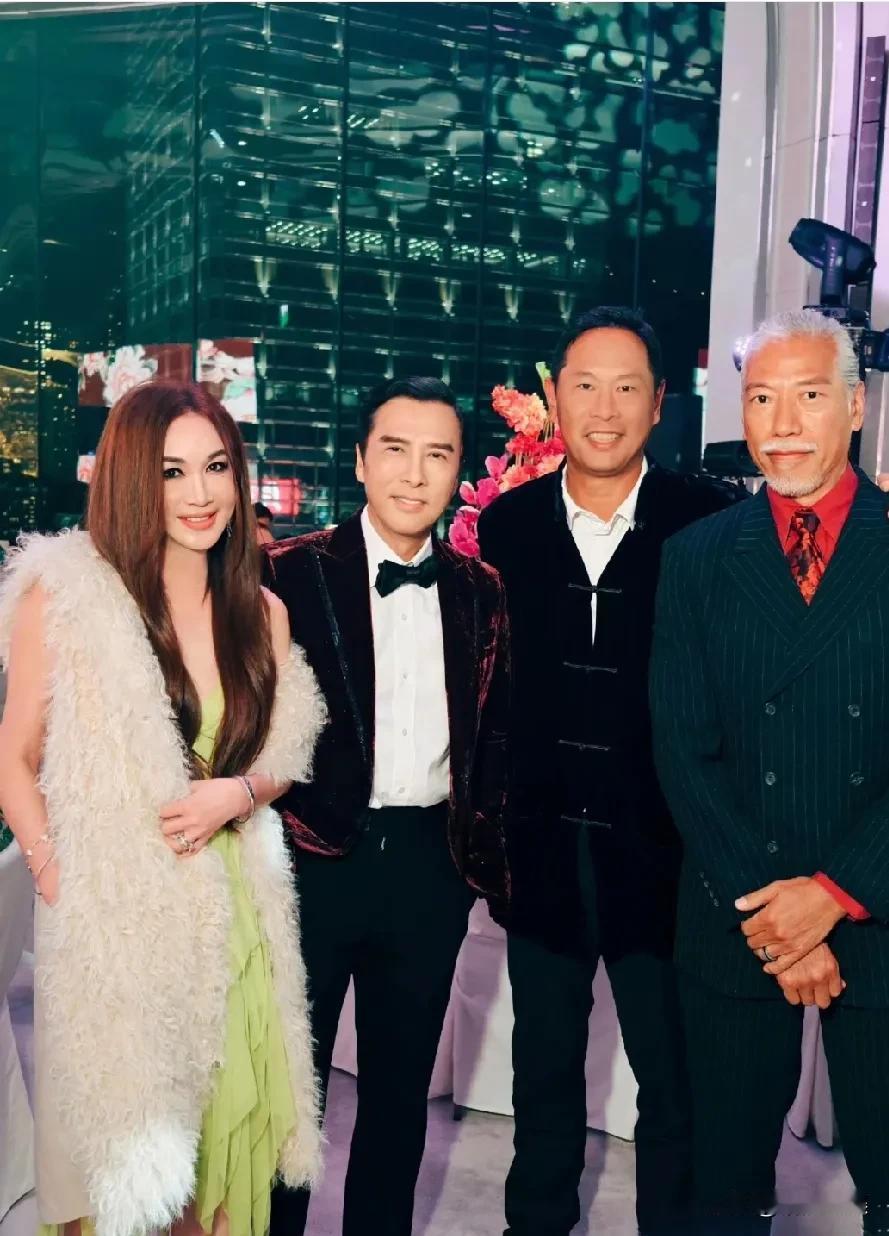 温碧霞带着老公和甄子丹、张耀扬等人小聚，温碧霞还是好靓啊！62岁的甄子丹和同岁