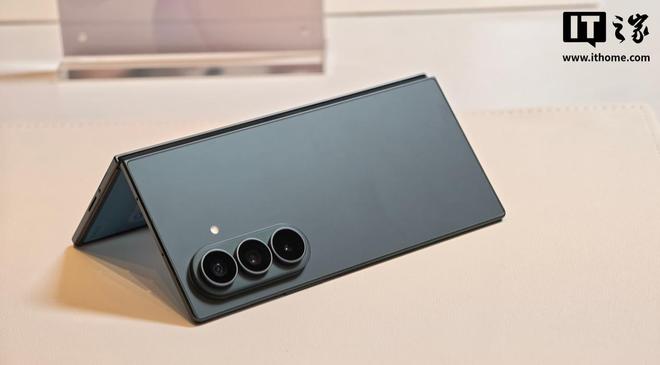 三星Galaxy Z8系列手机现场实拍: 三种折叠屏齐聚, 阔折叠是亮了