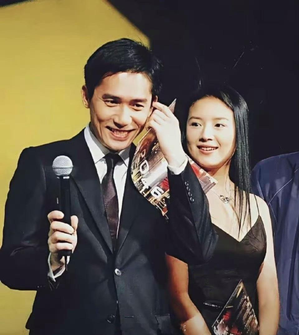 梁朝伟和董洁年轻的时候也太绝了！俊朗少年配清丽佳人，妥妥的俊男美女组合，这同框画