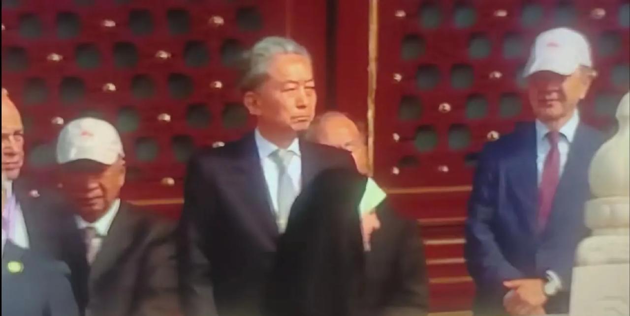 图为站在天安门城楼，现场观看中国九三阅兵的鸠山由纪夫先生。2015年中国举行抗