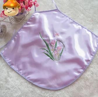 1998年，女孩小林逛古玩市场时，相中一个紫色的肚兜，最后花20元买了下来。几年