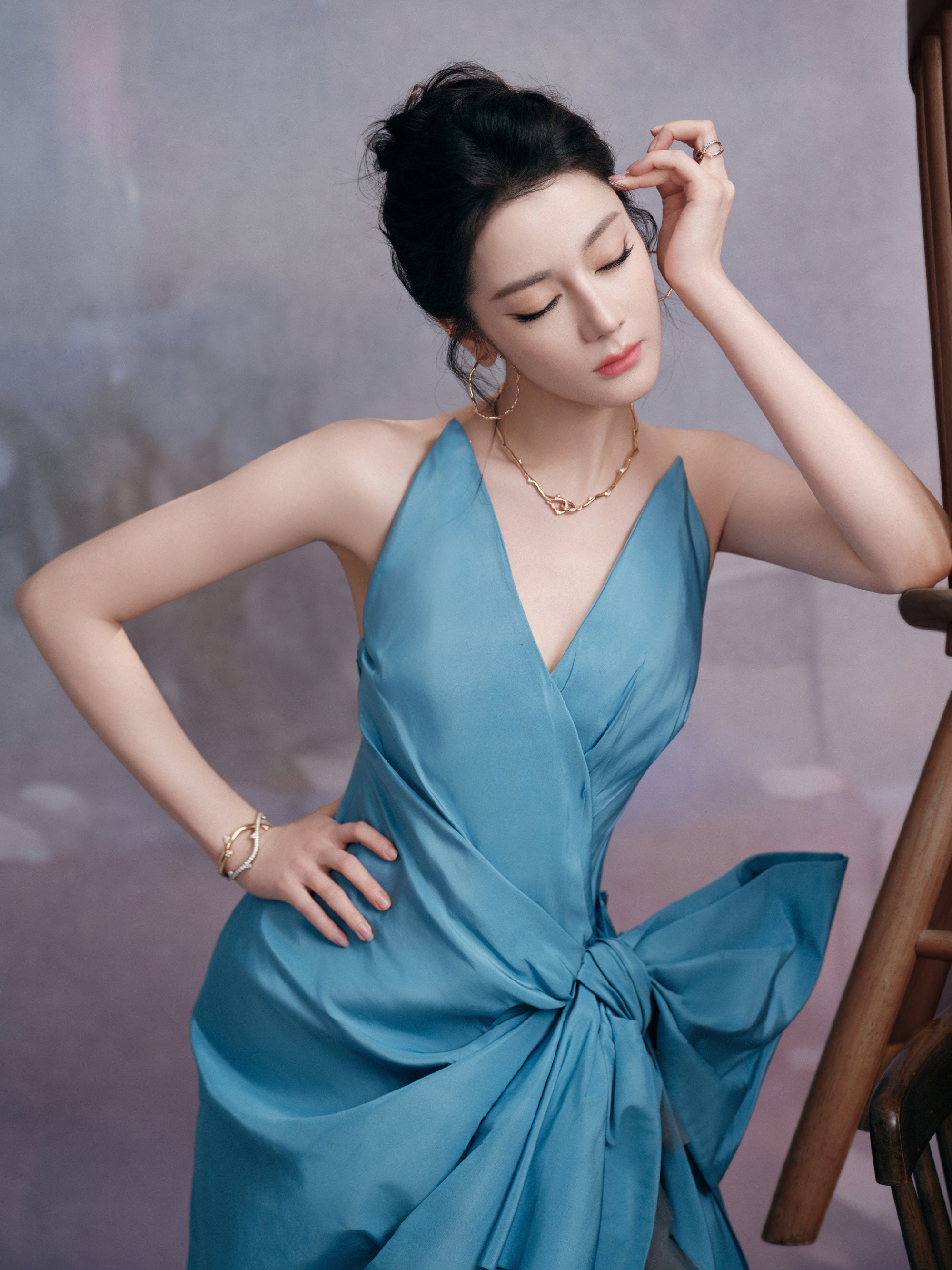 1.热巴最近超爱追老剧，休息时就窝在沙发里看经典偶像剧，还会跟着剧情偷偷掉眼泪，