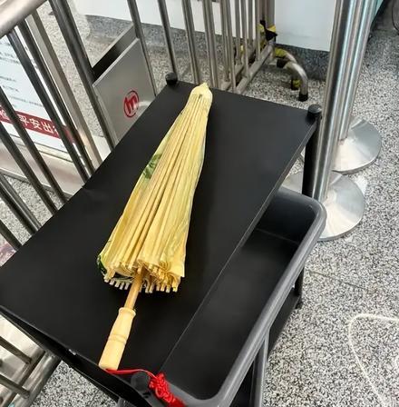 莫名其妙？成都一位乘客拿着一把传统油纸伞过地铁安检，当场被拦。安检人员告知他，这