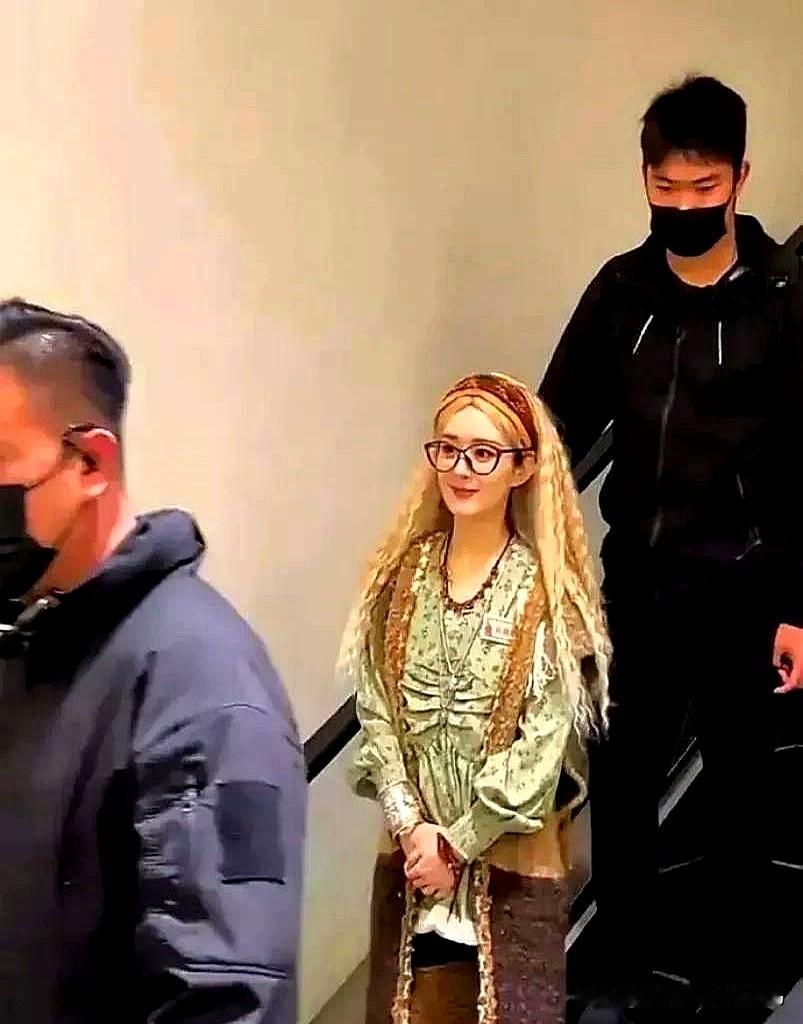 万万没有想到，女神现实中居然那么矮，白瞎我看了十几年电视，现在才知道刷到剧组
