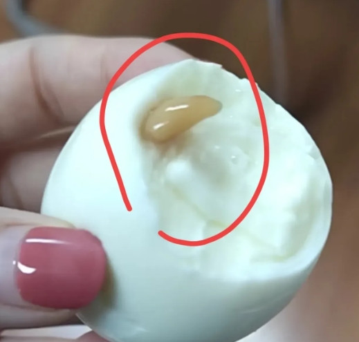 江苏，一名女子早上煮了一个鸡蛋当早餐，可正当她吃的时候，却发现这颗鸡蛋里有一颗像