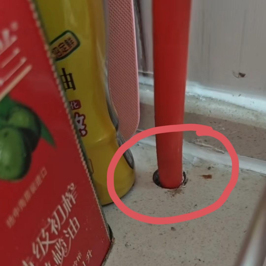 我不在家里住已经七八年了，这些年天然气公司的人来检查，大多数时候都是吃闭门羹，他