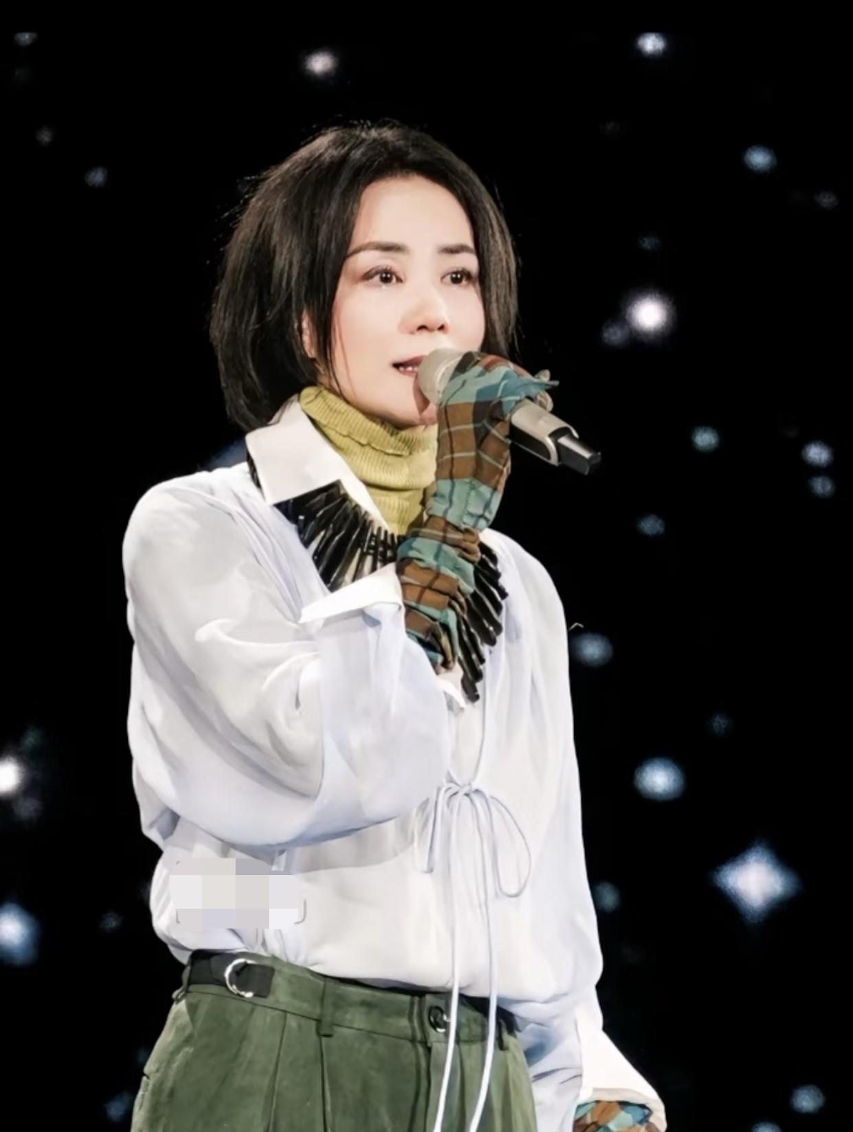 据说这是王菲今年参加春晚的造型，她是不是也拉皮了，感觉眼睛有些睁不开的样子。