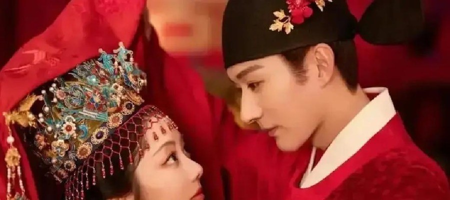 谭松韵在《兰香如故》里一人演两个角色，从16岁演到80岁，换了80多套戏服。戏里她是被退婚、满门抄斩