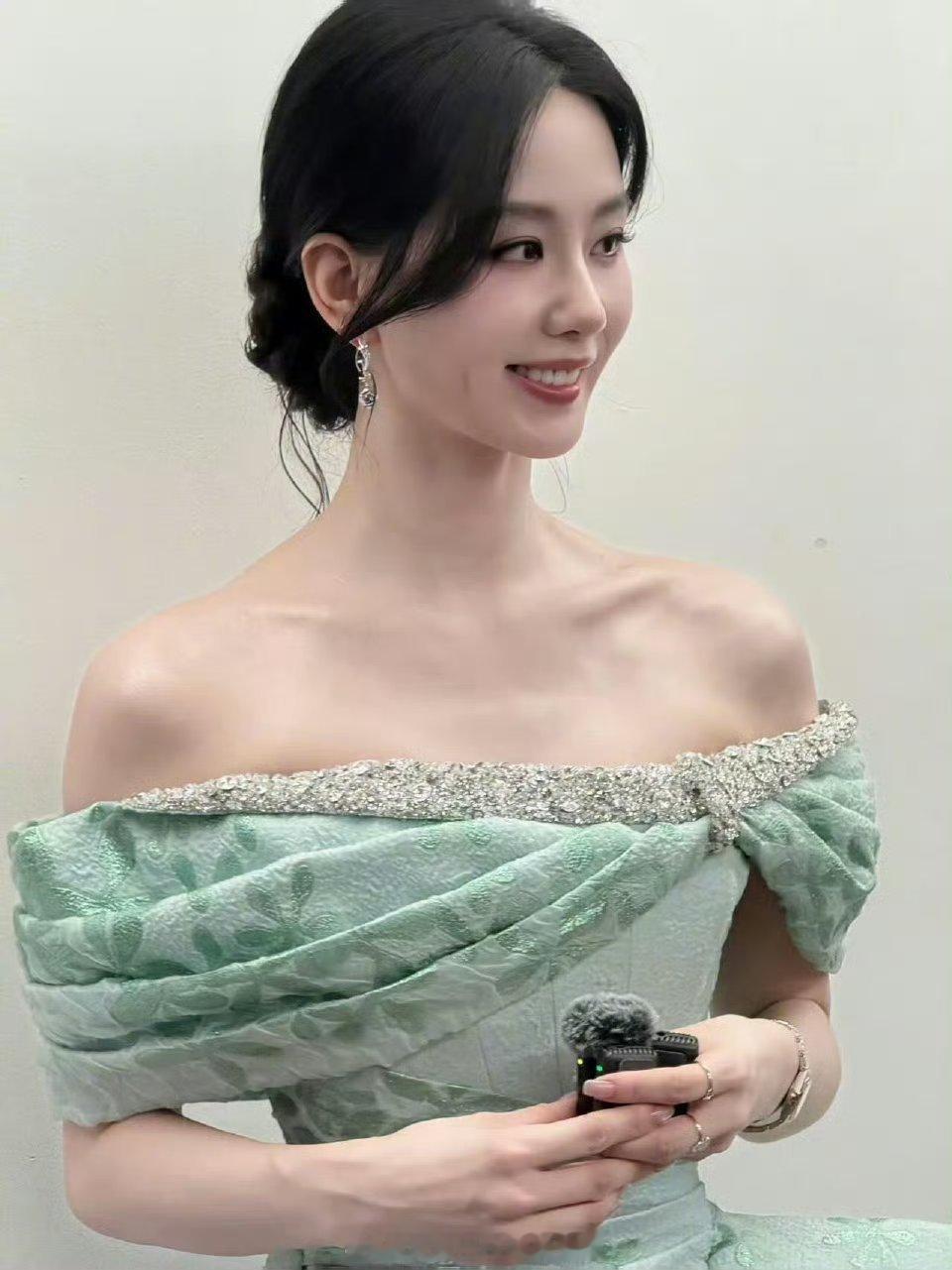 感叹一万次刘诗诗的体态肩颈真的好绝白天鹅​​​
