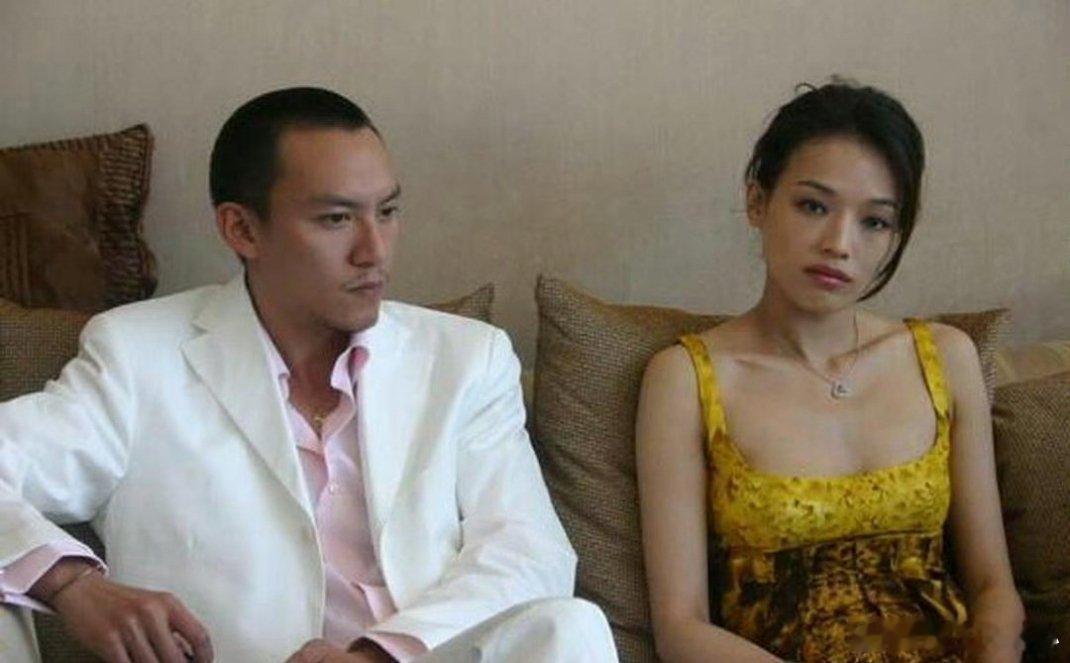 舒淇只是坐在那里，自有万种风情