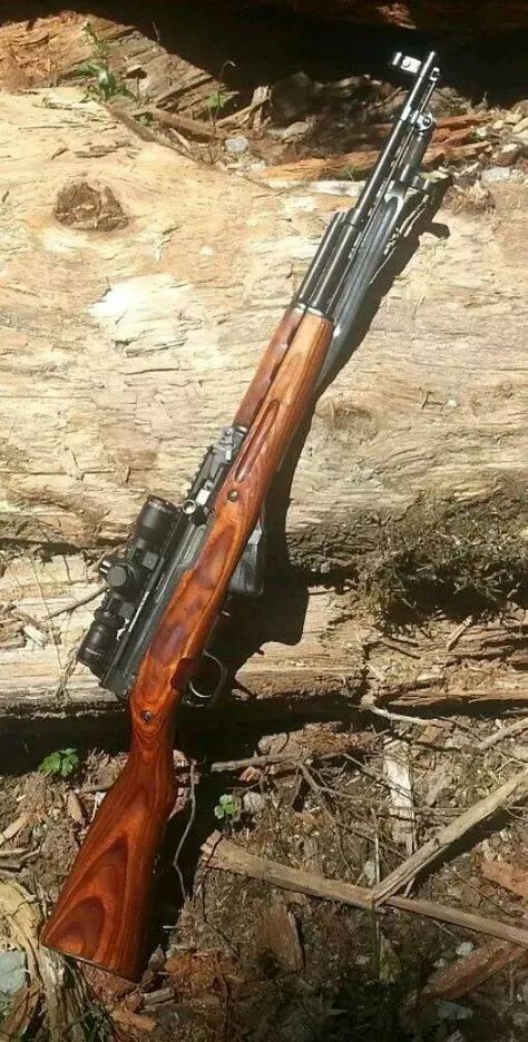 李恩菲尔德步枪可是轻武器里的传奇。它在一战、二战中大放异彩，是英国军队的标志性武