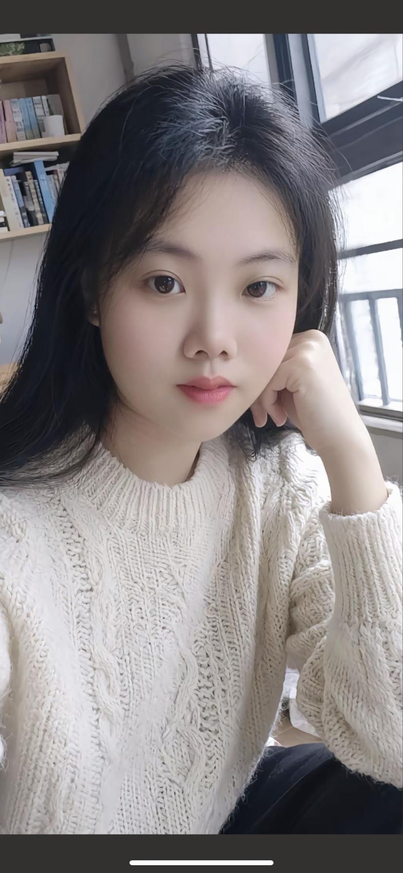 冬日暖阳下的慵懒时光，舒适毛衣搭配，温暖又自在。