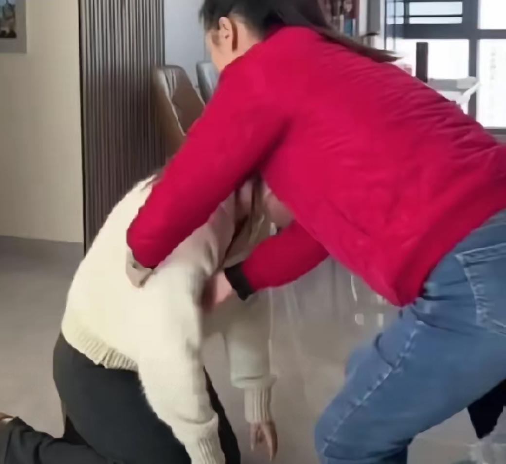 泪目！湖南，一位女子因为丈夫出轨，心灰意冷决定结束婚姻，准备离开这个生活多年的家