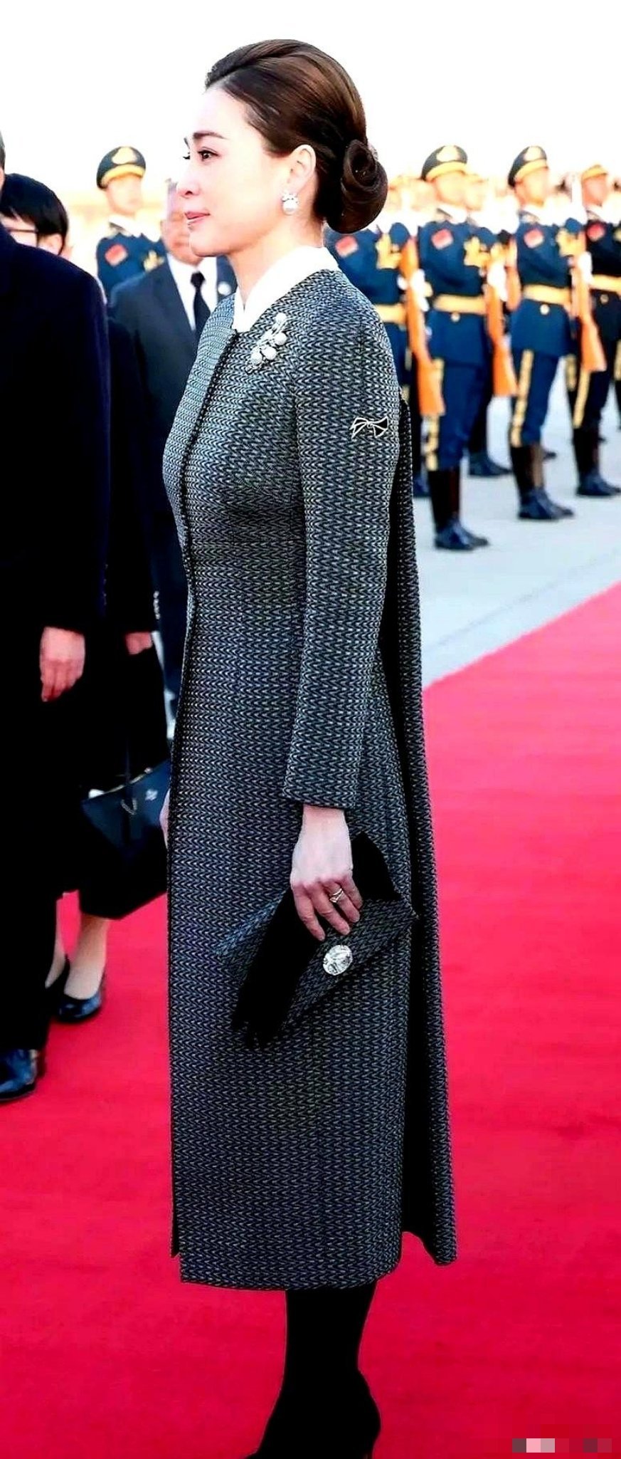 看到泰国王后苏提达的照片，第一眼觉得她真有气质。可是一搜价格，我惊呆了！她穿