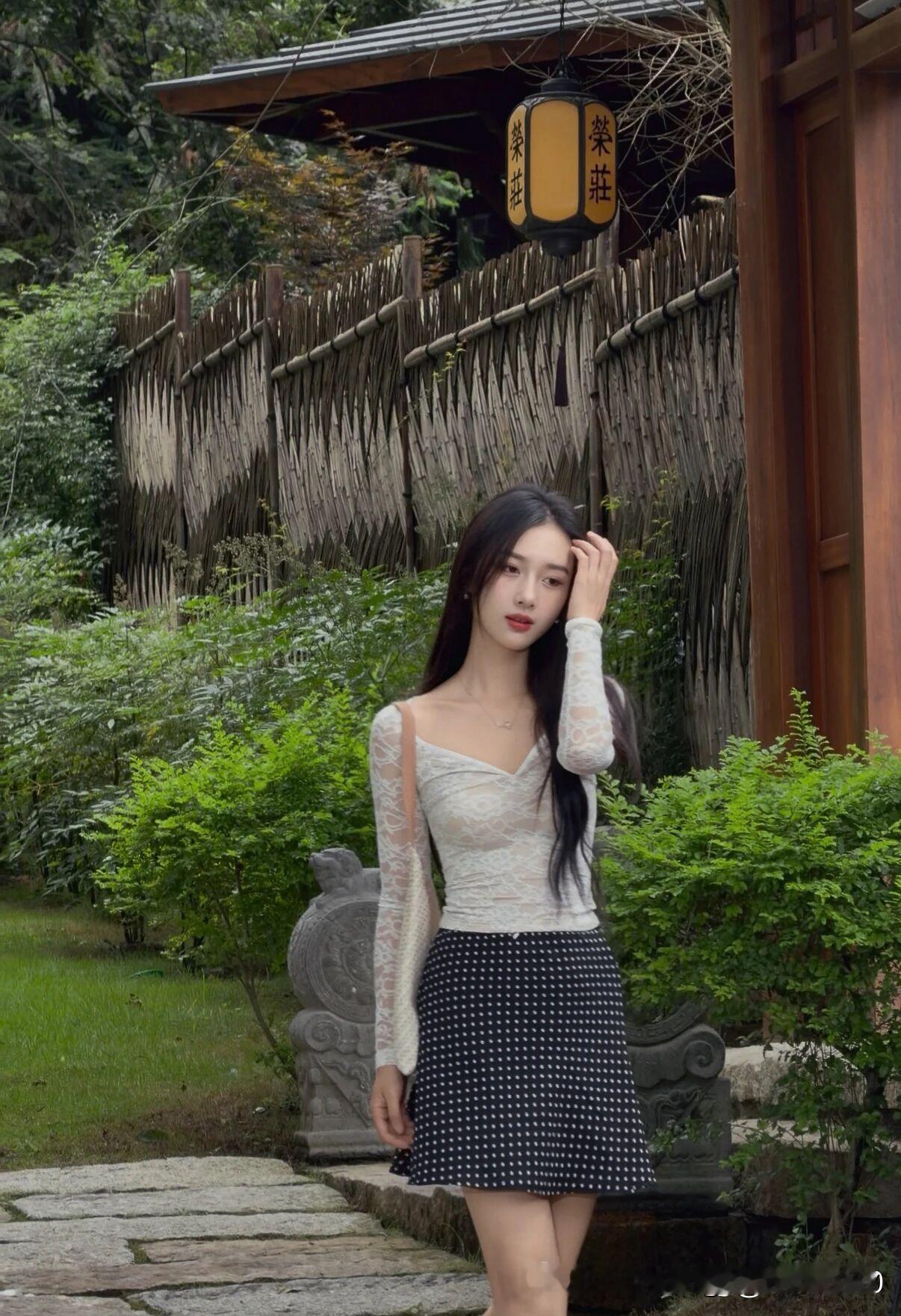 女孩子怎么穿搭既时尚又好看?在竹林间，优雅地转身，感受自然的宁静与美好。