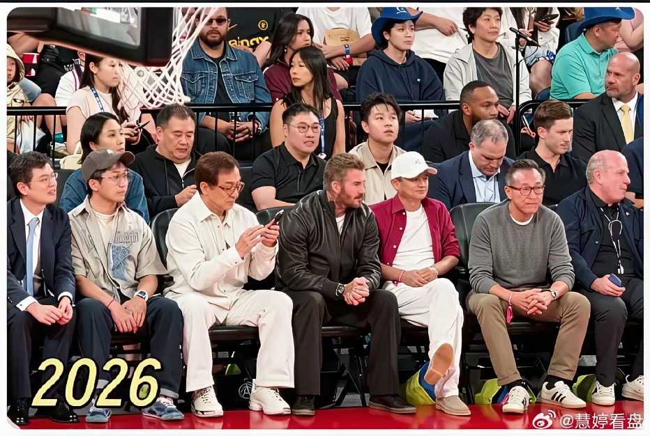马云真是瘦死的骆驼比马大！澳门举办NBA中国赛，马云也去捧场。他不仅坐在坐前排，