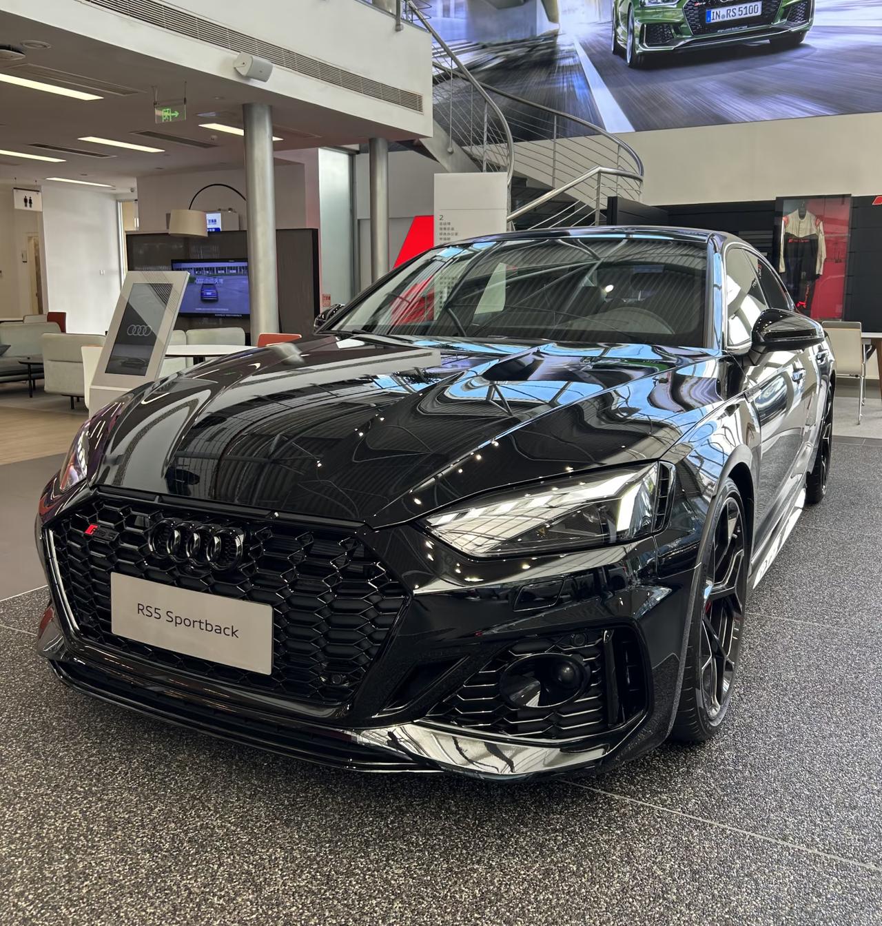 奥迪RS5搭载一台2.9升V6双涡轮增压发动机，最大功率331千瓦，峰值扭矩60