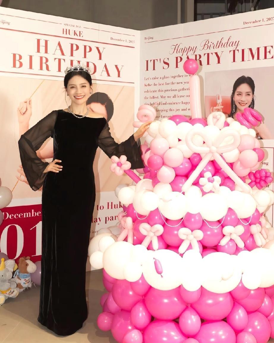 胡可都50岁了！12月1号，胡可晒出她的五十岁庆生照片，一身黑色晚礼服，头戴皇冠