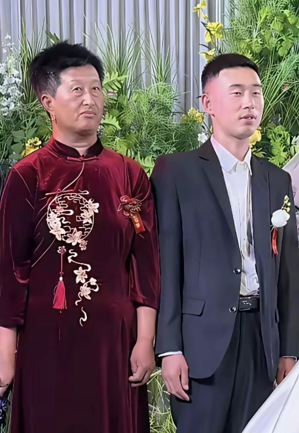 喜婆婆不穿旗袍可能会搞错～～儿子像妈。
