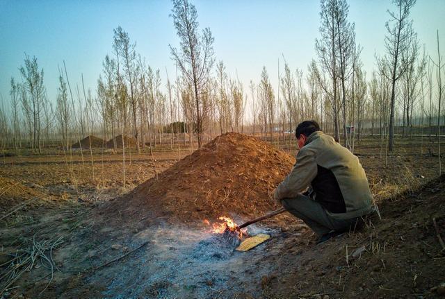 我公公才去世一年三个月，前几天浇小麦，把公公的坟用水泡了，露出来半个棺木，我老伴