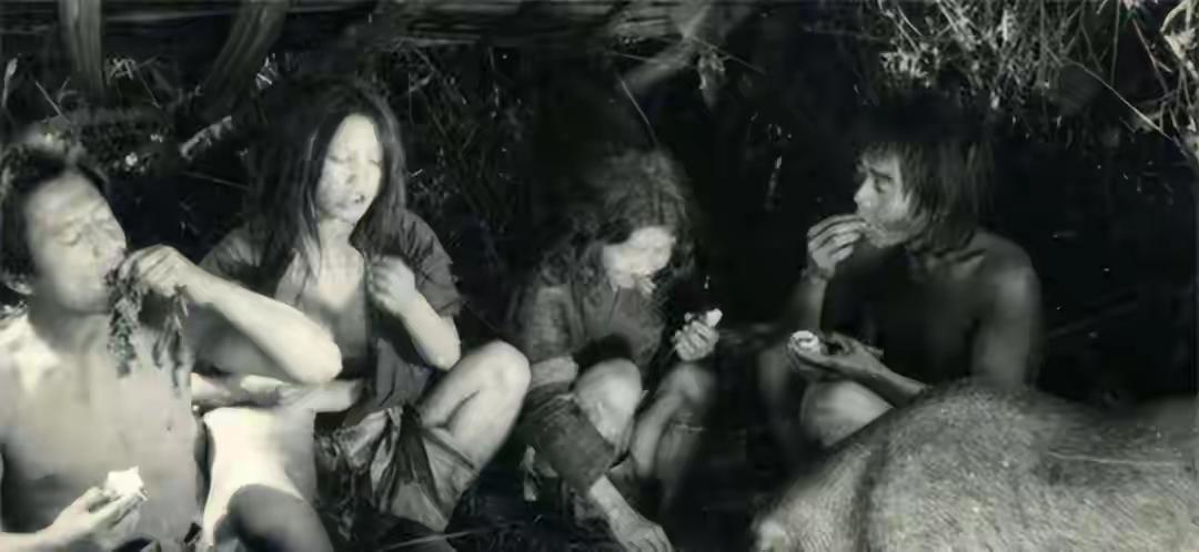 云南哀牢山深处，一支解放军边防部队在执行任务时，偶然发现了一些奇怪的脚印和临时搭
