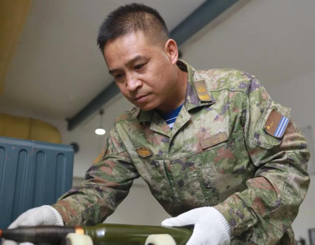 60余万件危险品背后，他干了27年。闫广军，湖北襄阳人，中国东部战区海军某部一级