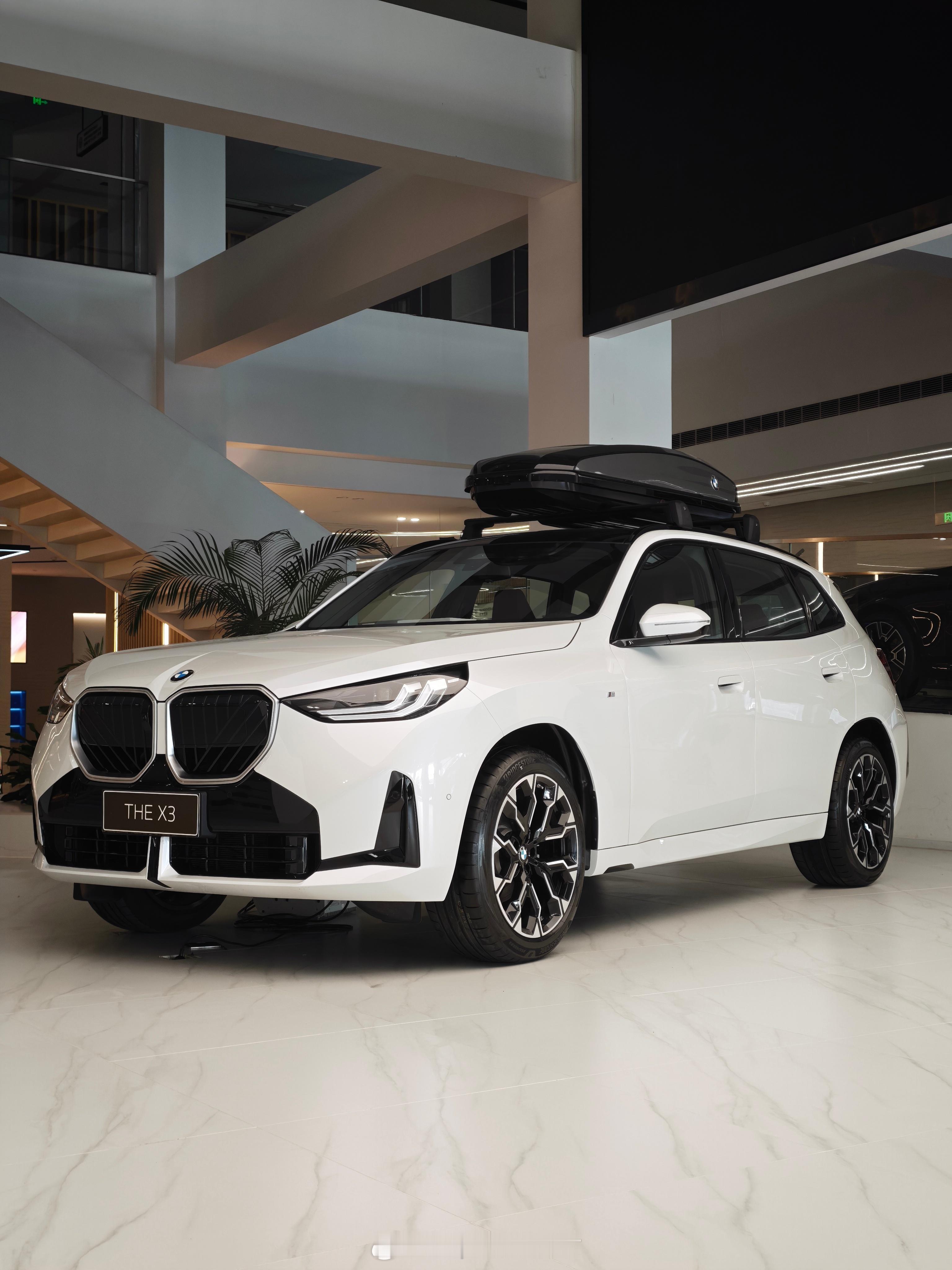 范儿这不就来了吗！把下包围黑化之后，再带上顶箱，这样的X3姿态你喜欢吗？