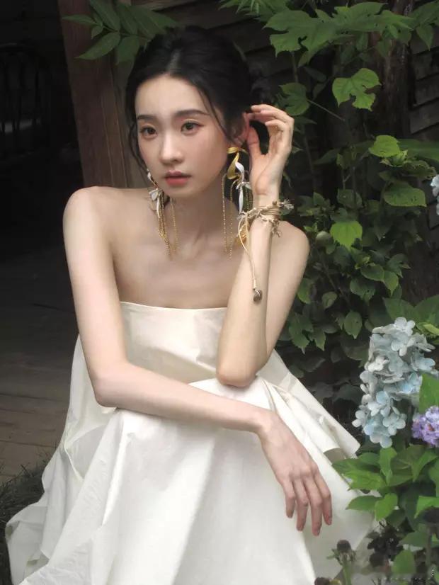 分享娱乐分享娱乐张艺凡身着抹胸白裙妆容清透身姿曼妙娴静惬意​​​