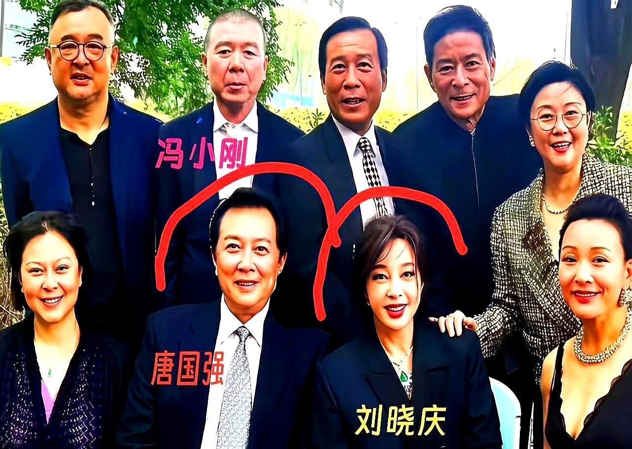 看看人家刘晓庆、唐国强有多牛，连拍照都坐在前排中间。刘晓庆一出来就是武则