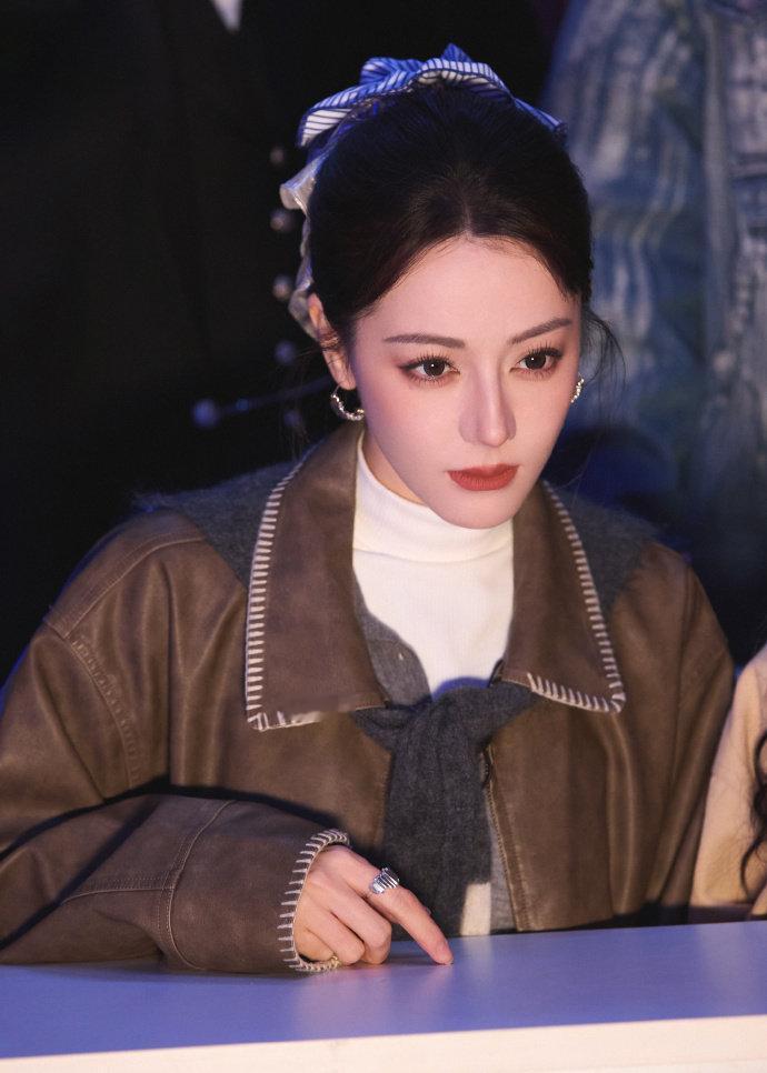 迪丽热巴拽味巴分糖迪丽热巴眼神锁定凶手迪丽热巴眼神锁定凶手，是拽味巴分糖上线