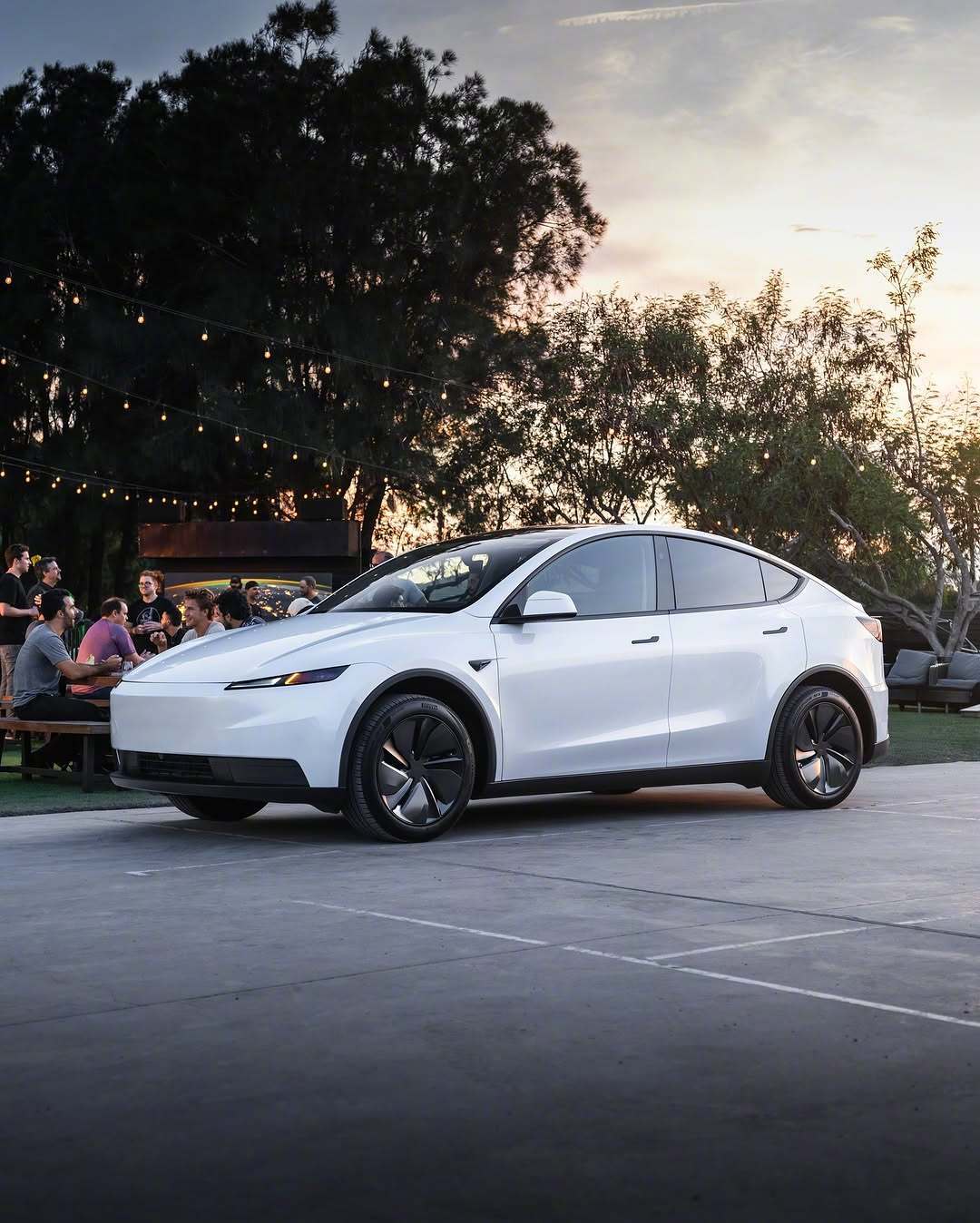 现在的特斯拉早就不是当年的特斯拉了,之前几年,你花个30左右买特斯拉,别人不