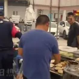 “这个老板必须让他火！”一个小贩在工厂门口摆摊，保安看见了让小贩离开。正好老板看