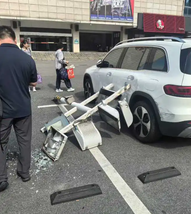 天塌了家人们，找谁赔偿，才买半年的车