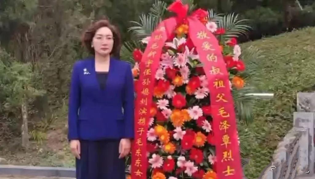 毛主席孙媳妇刘滨已是毛家顶梁柱，刘滨携一双儿女祭拜毛泽覃，挽联上他们的关系写得很