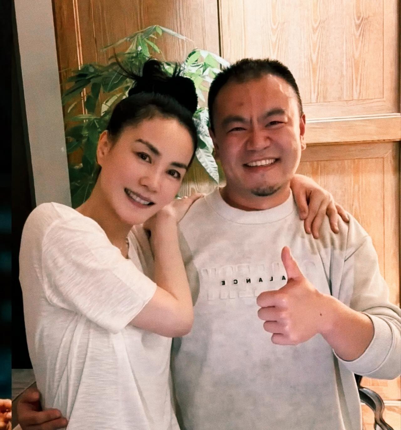 5月13日，一张王菲在录音棚的合照引爆热搜。照片中，56岁的她扎着丸子头，素颜出