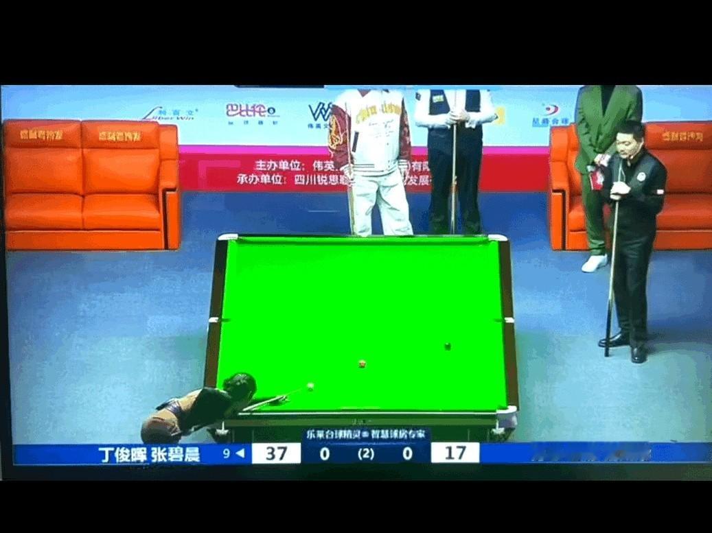 张碧晨打斯诺克这事，直接把世界冠军墨菲都看懵了。就在成都那个“丁俊晖和他的朋
