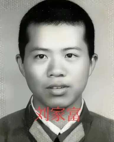 1984年，老山前线，21岁战士刘家富因左腿中弹，跌倒在弹坑中，不料被两名越军发