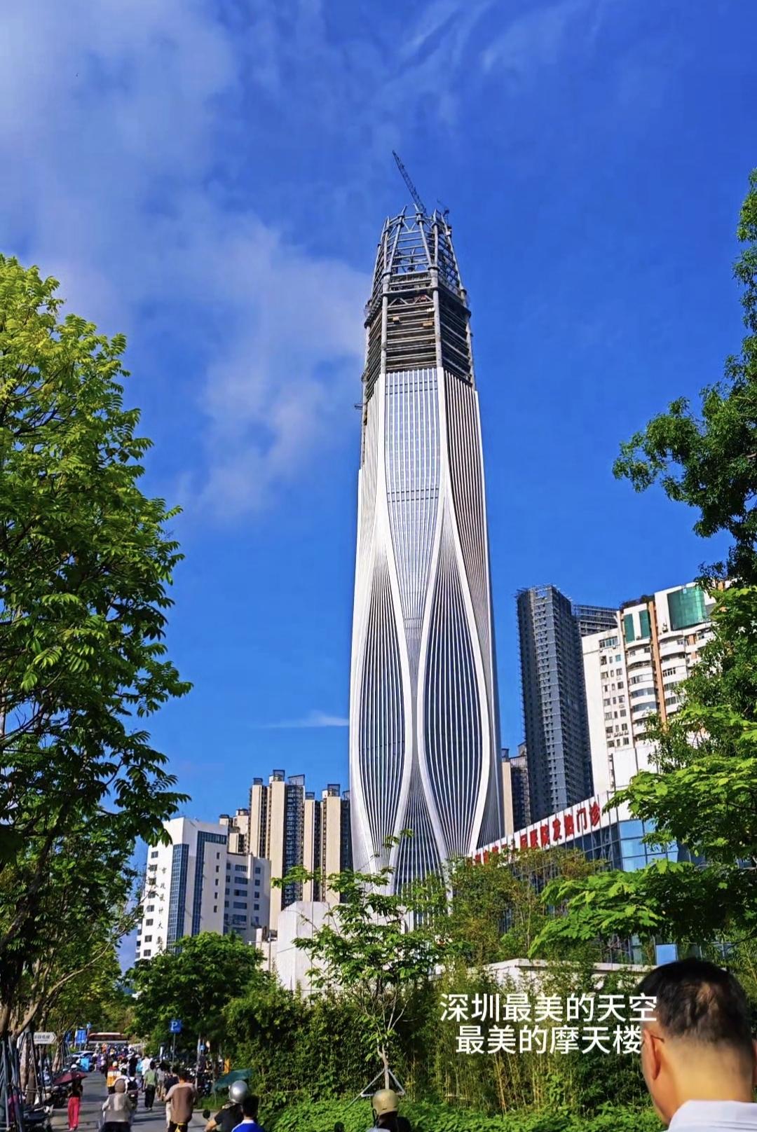 今天清晨七点半，深圳正在建设的最美摩天高楼遇上深圳最美的天空，颜值直接拉满。湾区