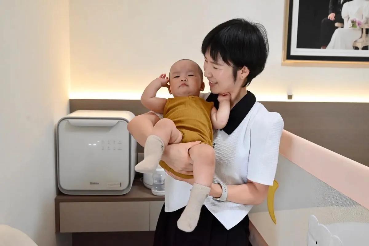 侄女带着她的小孩儿来这里玩了一天。真把我们全家人都累坏了！差两个月就两岁了的