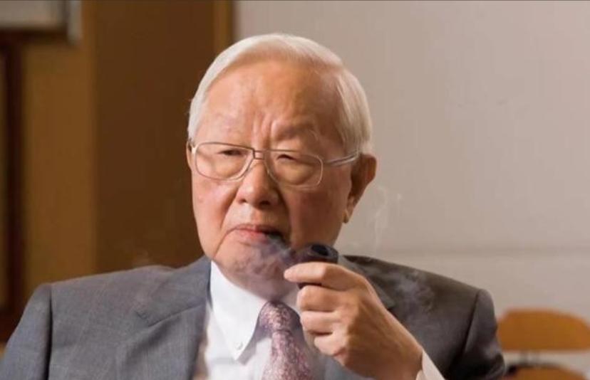 现在该轮到老美摸着中国过河了，中国又搞了个大动静，C-14核电池问世了。这玩意可
