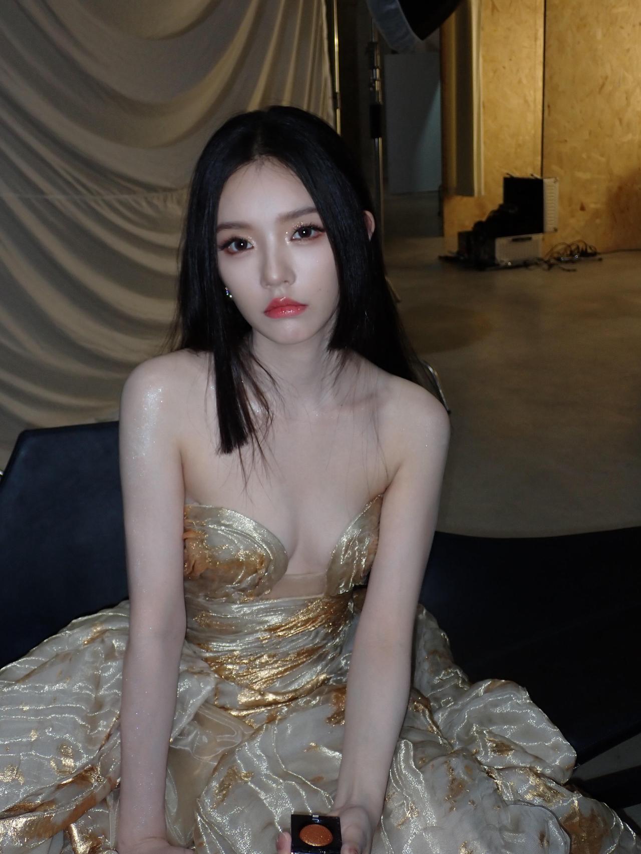 林允黑发散落如夜的帘幕遮住半片欲言又止的光金箔在裙裾上流淌像把黄昏揉碎，