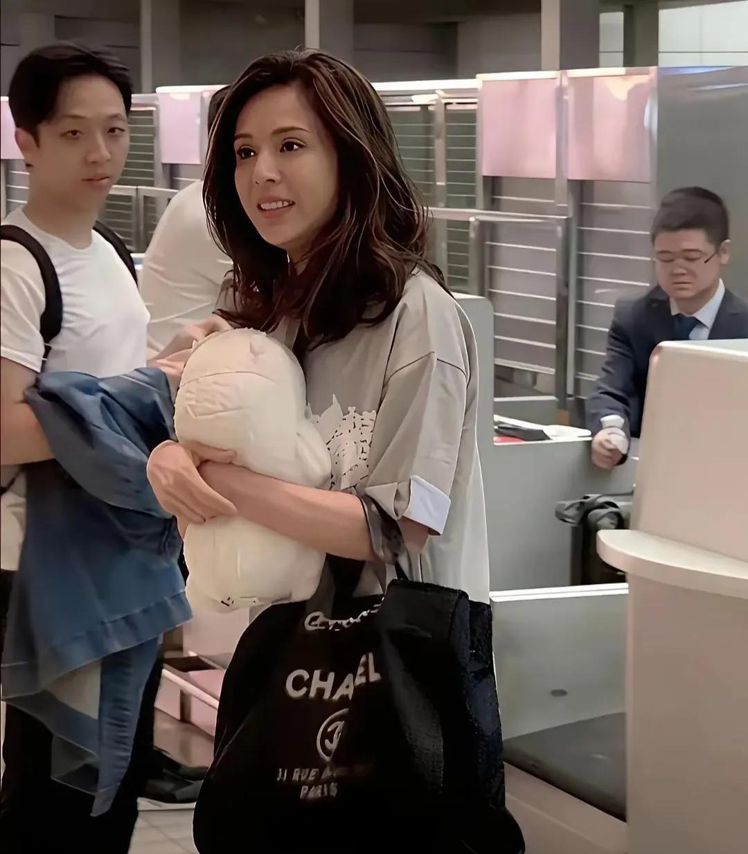 60岁的李若彤状态惊艳，坚持健身24年，体脂率保持在15%左右，肌肉线条清晰，乌