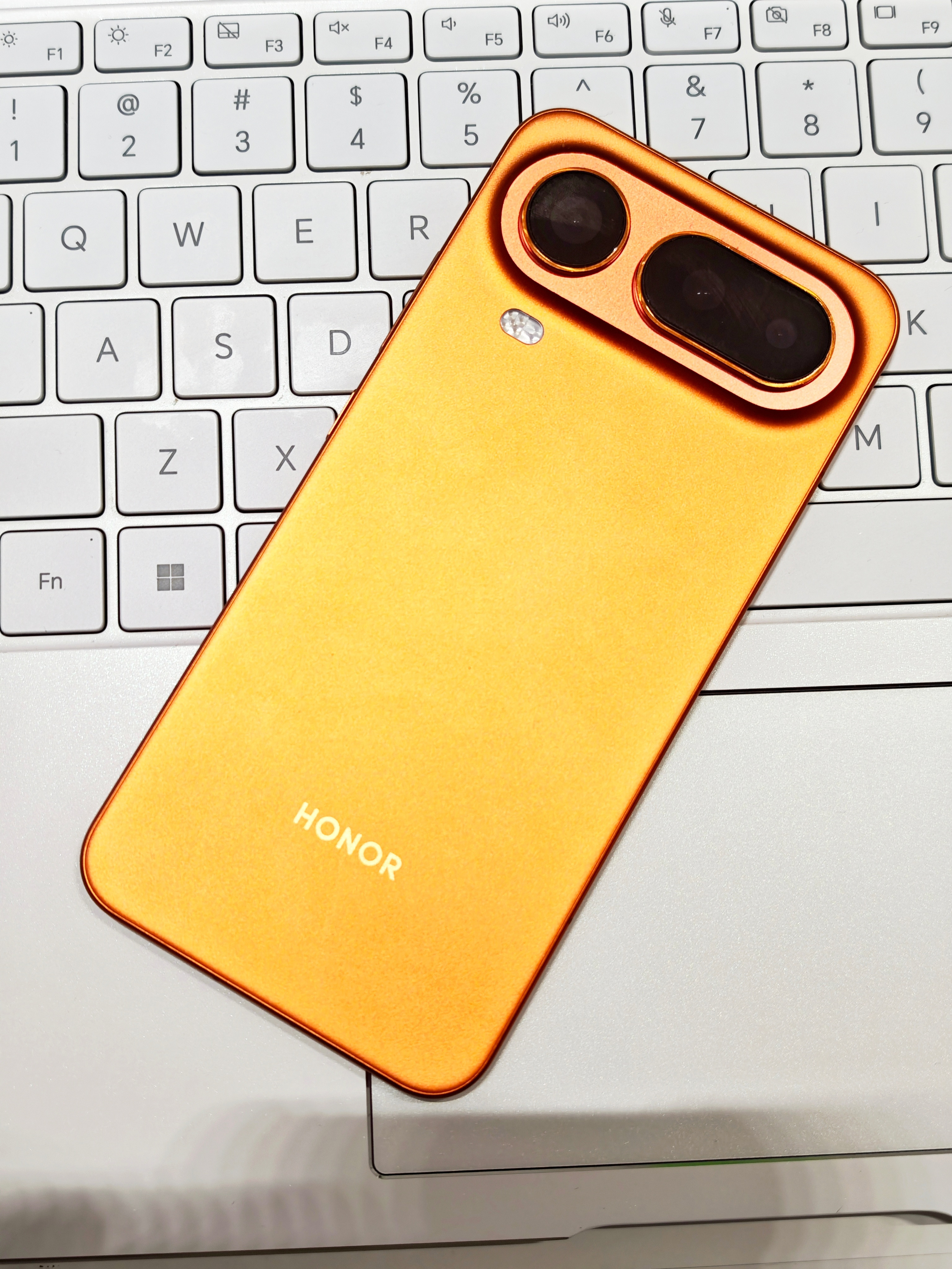 这次荣耀Magic8RSR和荣耀Magic8ProAir，一个超重，一个超轻。一