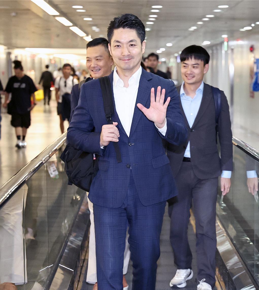 台北市长蒋万安17日结束新加坡的行程搭机返台，下飞机就跟记者说：“这趟收获不小，