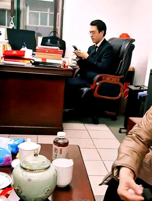 最近，靳东又因为“正厅级”身份被热议。去年8月，他出任中国煤矿文工团团长，级别实