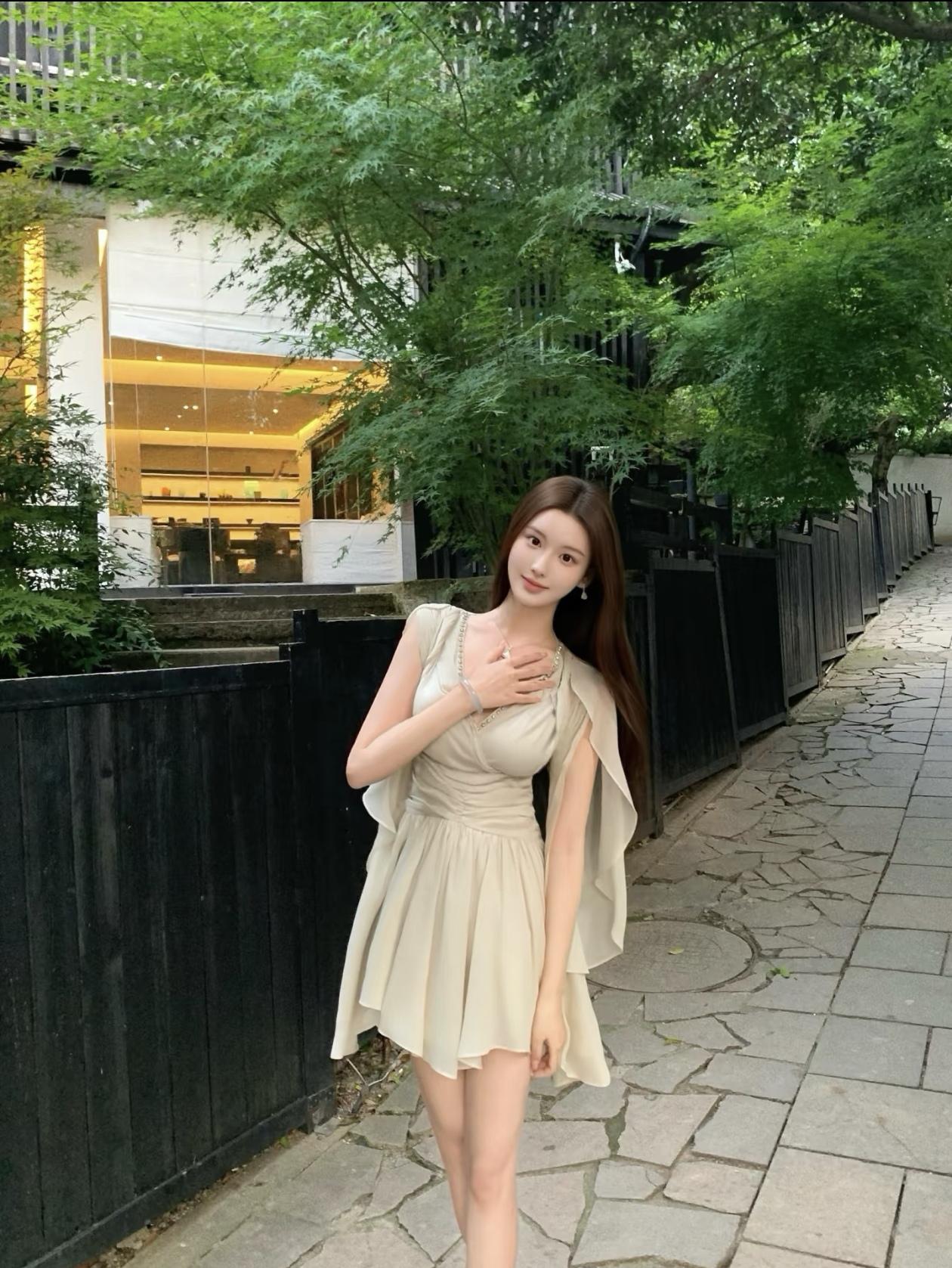 优雅漫步，浅浅微笑，宛如一幅静谧的画卷。