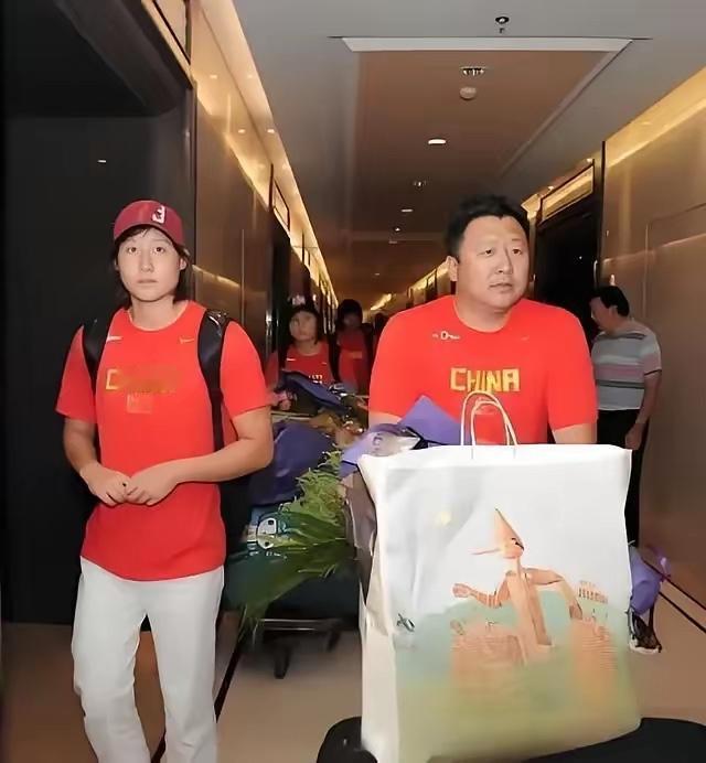 2016年，奥运冠军刘子歌嫁给了50岁教练金炜。没曾想却遭到父母反对，婚礼全程缺