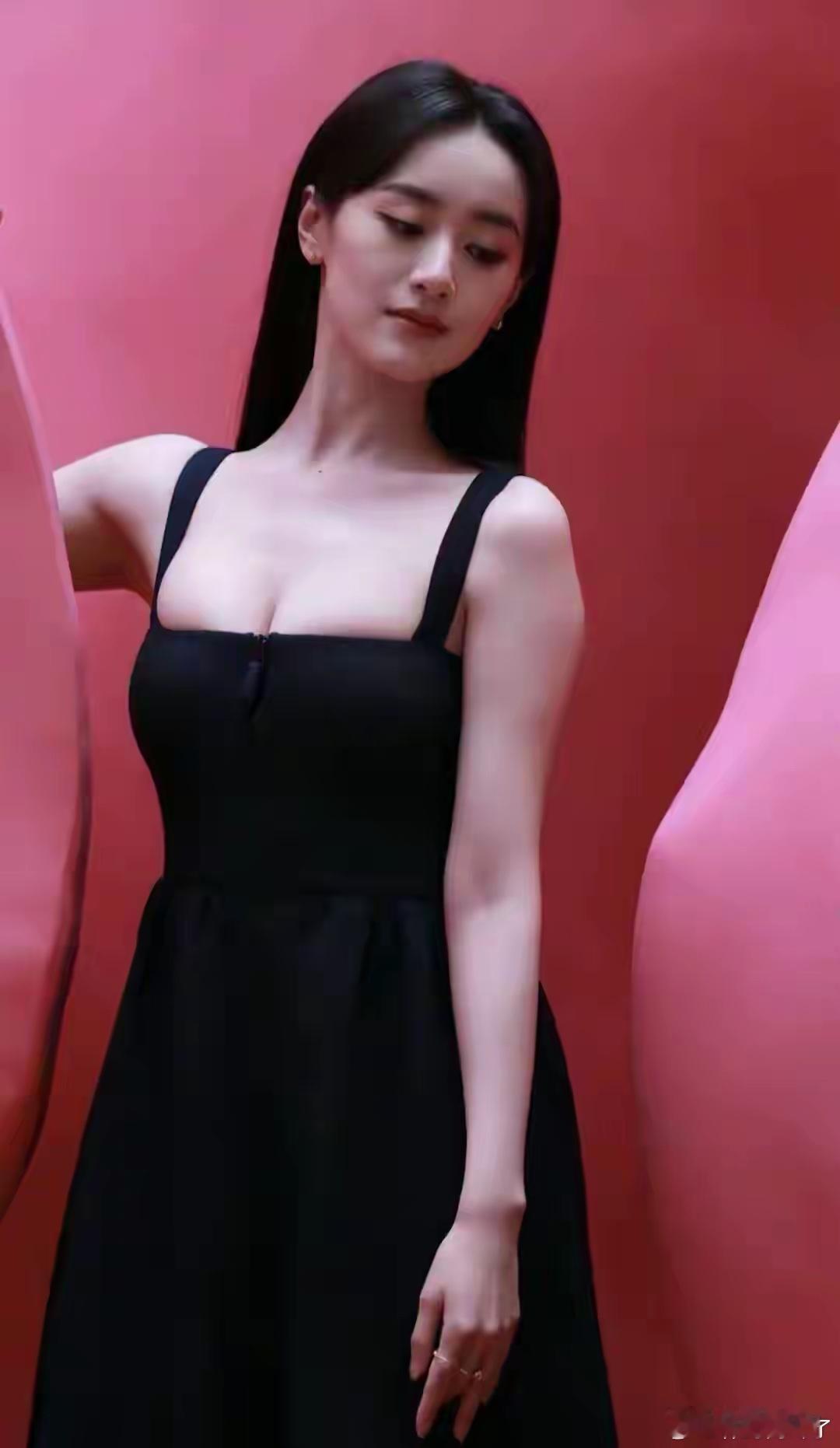 袁冰妍展现多面魅力，日常健身保持良好体态，镜头表现力稳步提升！