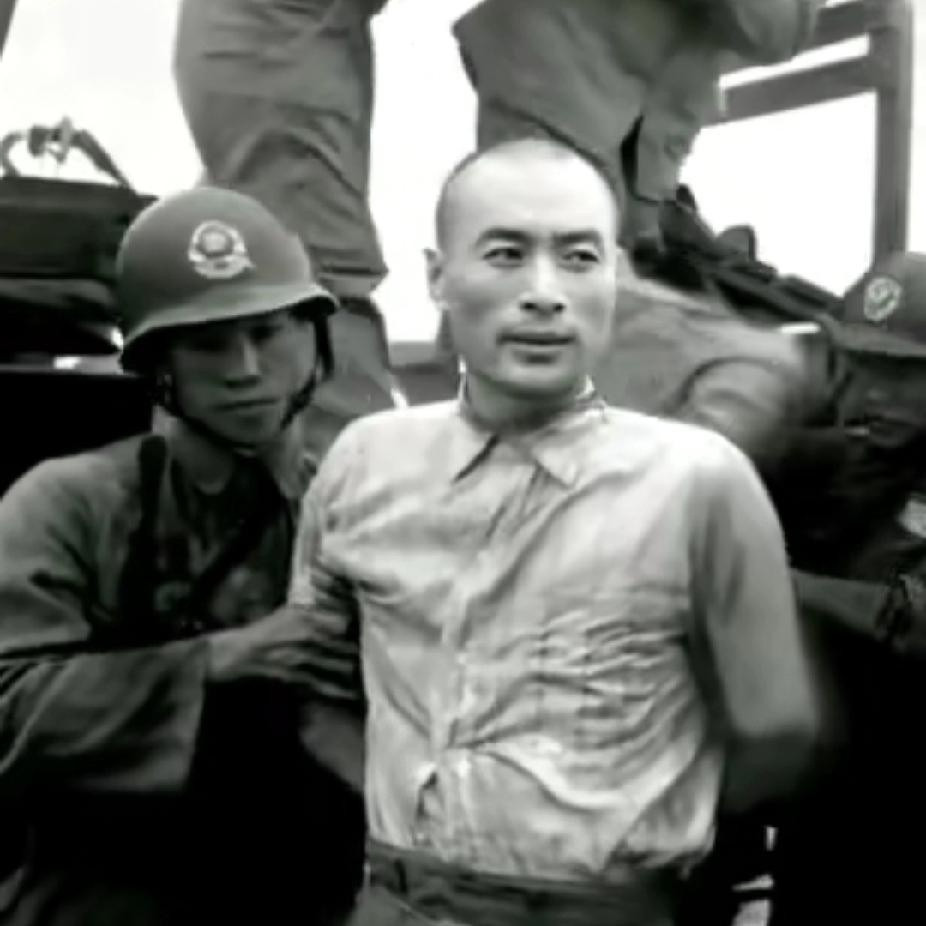 聂曦烈士的遗照，是镌刻在历史丰碑上的从容与信仰。33岁的他，在就义前昂首挺